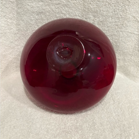 Elegant burgundy/red Bulb Glass Vase with red berry accent - Picture 6 of 7